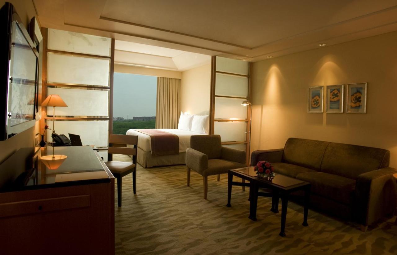 Suite on session of 30 mins Spa on food & soft beverage services on Laundry service Per per roomHappy Hours from 6PM to 8PM 11 on selected beverages at a hotel designated area,1441573138:JPEG