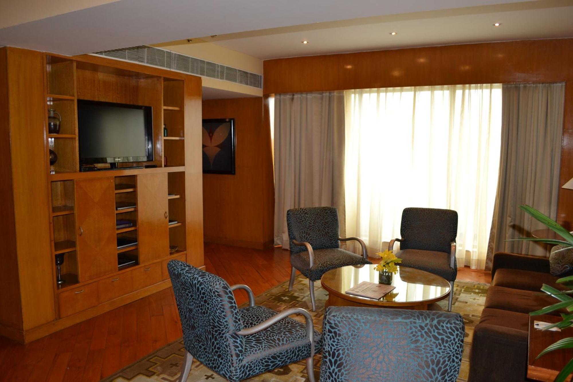 Presidential Suite on session of 30 mins Spa on food & Soft beverage services on Laundry service Per per roomHappy Hours from 6PM to 8PM 11 on selected beverages at a hotel designated area,1441572886:JPEG